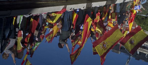 Одраз демонстраната са заставама Шпаније на протесту у Мадриду против проглашења независности Каталоније - Sputnik Србија