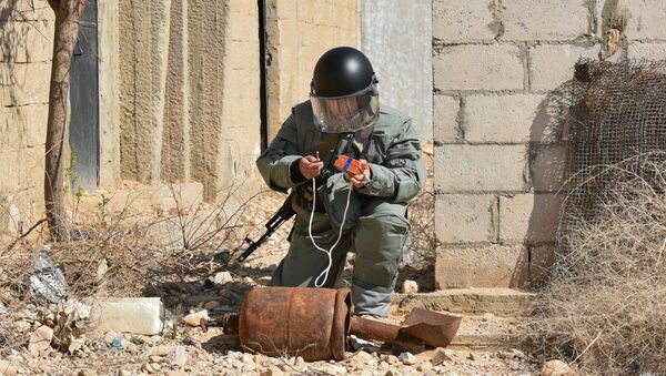 Ruski deminer razminira istorijski deo Palmire u Siriji - Sputnik Srbija