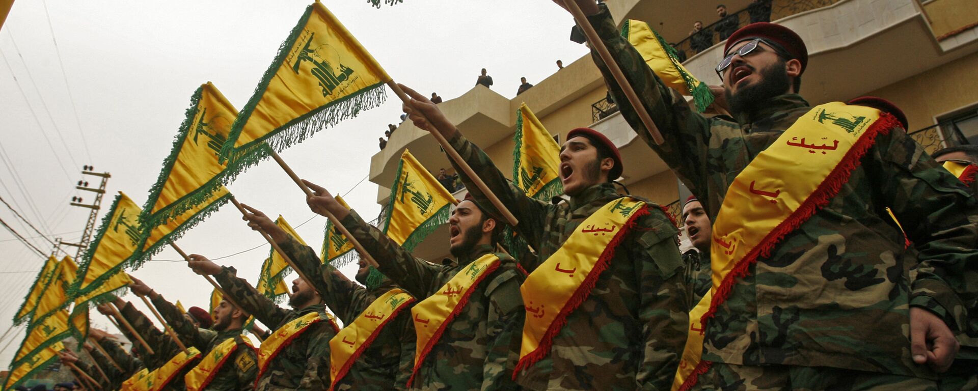 Тајна успеха Хезболаха несумњиво лежи у подршци коју добија од Ирана. Управо су Чувари Исламске револуције били ти који су помогли оснивање покрета, обуку војника и њихово наоружавање. Управо новцем Техерана Хезболах данас гради болнице и школе по Либану које су јефтиније од државних и даје стипендије студентима. Најнижи сталеж је његова највећа потпора. Покрет има своју телевизију, радио, хотеле, грађевинске компаније, итд. - Sputnik Србија, 1920, 26.05.2021
