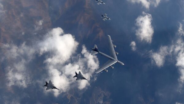 This picture taken by the Republic of Korea Air Force on January 10, 2016 and released via Yonhap news agency shows a US B-52 Stratofortress (C) flying with South Korean F-15K fighter jets (bottom) and US F-16 fighter jets (top) over South Korea - Sputnik Srbija
