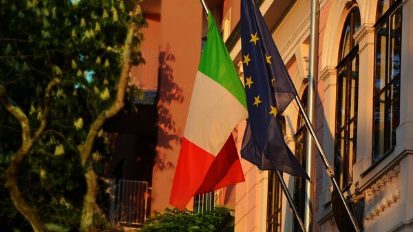 Zastave EU i Italije - Sputnik Srbija