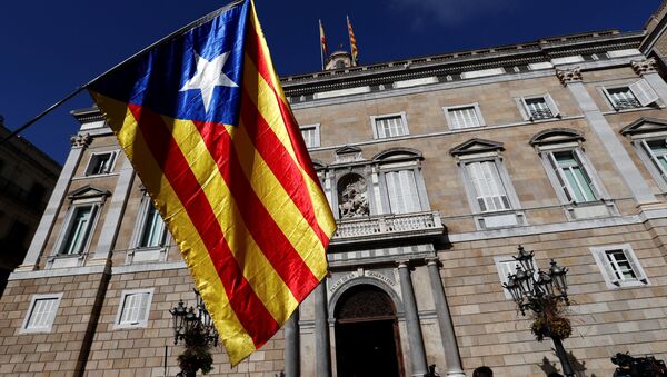 Каталонска застава испред зграде Генералитета у Барселони - Sputnik Србија