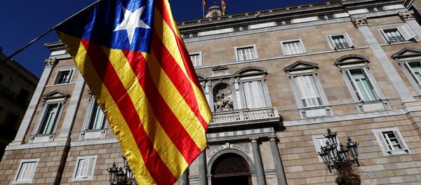 Каталонска застава испред зграде Генералитета у Барселони - Sputnik Србија