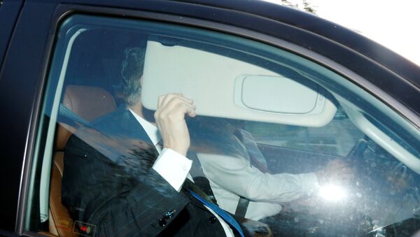 Bivši šef predizbornog tima Donalda Trampa, Pol Manafort, krije se dok izlazi iz svoje kuće u Virdžiniji - Sputnik Srbija