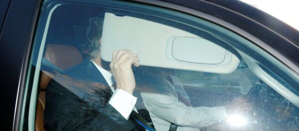 Бивши шеф предизборног тима Доналда Трампа, Пол Манафорт, крије се док излази из своје куће у Вирџинији - Sputnik Србија