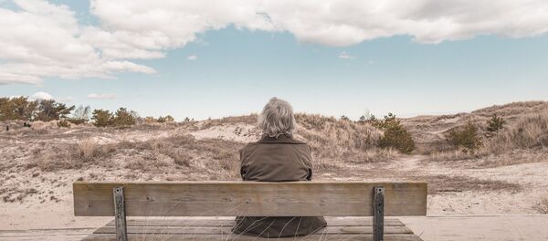 Starica na klupi - Sputnik Srbija