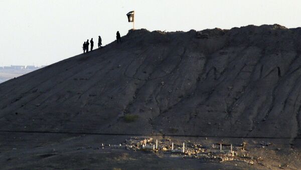 Teroristi DAEŠ-a postavili zastavu svoje terorističke grupe na vrh brda istočno od Kobanija u Siriji. - Sputnik Srbija