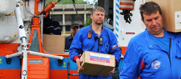 Руски спасиоци, поред пумпи и чамаца, у Србију су донели и хуманитарну помоћ за становнике Обреновца и Шапца. - Sputnik Србија