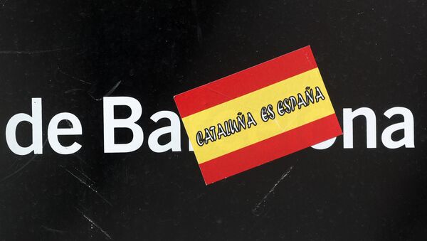 Плакат Каталонија је Шпанија на згради у близини Генералитета у Барселони - Sputnik Србија