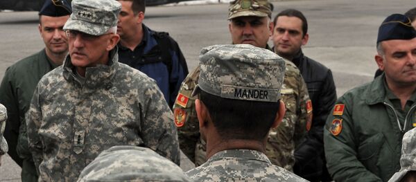 Црногорски војници слушају америчког наредника Црногорски војници слушају америчког наредника - Sputnik Србија