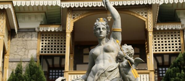 Fragment skulpture fontane Boginja noći u sanatorijumu Gurzufski Fragment skulpture fontane Boginja noći u sanatorijumu Gurzufski - Sputnik Srbija