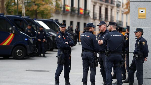 Španski policajci ispred Višeg suda u Madridu - Sputnik Srbija