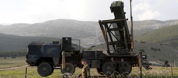 Pripadnici nemačkih vojnih snaga stoje pored sistema Patriot u turskoj vojnoj bazi Kahramanmaras. - Sputnik Srbija