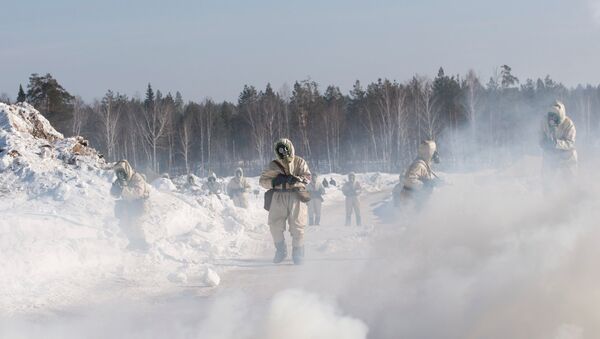 Војници трче кроз димну завесу током тактичко-специјалних вежби радијационе, хемијске и биолошке заштите на полигону у Свердловској области - Sputnik Србија