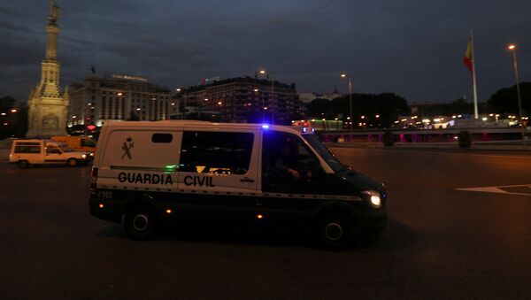 Policijsko vozilo u kojem se najverovatnije nalaze neki od bivših katalonskih ministara, prolazi kroz Trg Kolon na putu za zatvor u Madridu - Sputnik Srbija