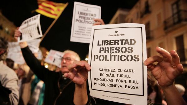Ljudi nose transparente Oslobodite političke zatvorenike kao podrška smenjenim članovima katalonske vlade u Taragoni - Sputnik Srbija