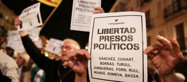 Људи носе транспаренте Ослободите политичке затворенике као подршка смењеним члановима каталонске владе у Тарагони - Sputnik Србија