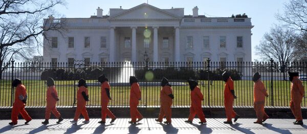 Performas ispred Bele kuće u Vašingtonu - Sputnik Srbija