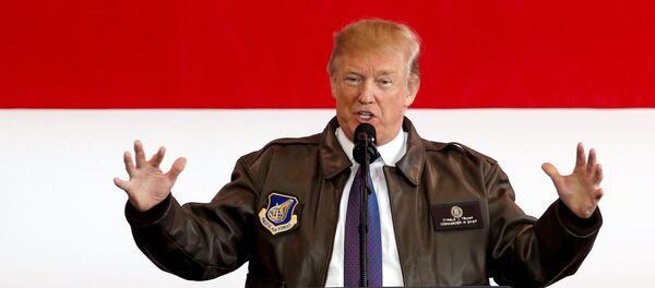 Američki predsednik Donald Tramp obraća se američkim i japanskim vojnicima u vojnoj bazi Fusa u Japanu - Sputnik Srbija