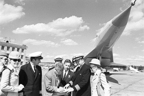 Посада авиона америчке компаније Пан Америкен током обиласка путничког суперсоничног авиона Ту-144 на аеродрому Шереметјево у Москви - Sputnik Србија