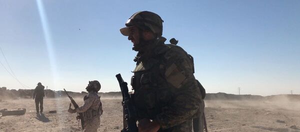 Vojnici sirijske vojske tokom ofanzive istočno od grada Dejr el Zor - Sputnik Srbija