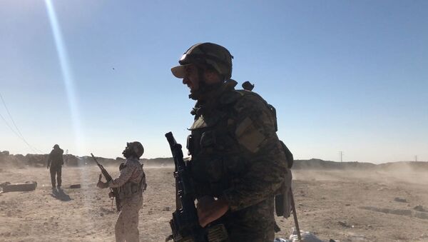 Vojnici sirijske vojske tokom ofanzive istočno od grada Dejr el Zor - Sputnik Srbija
