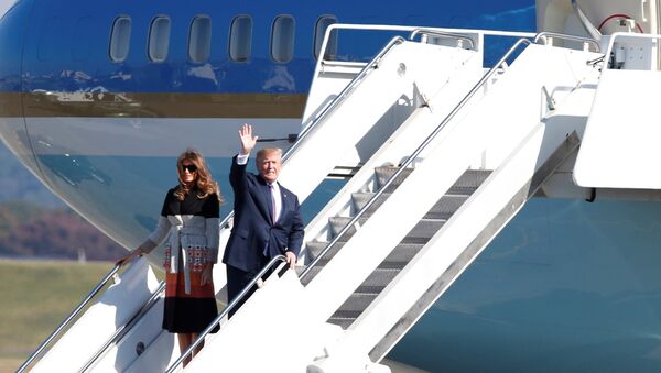Predsednik SAD Donald Tramp sa suprugom Melanijom izlazi iz aviona nakon sletanja u vojnu bazu Jokota u Japanu - Sputnik Srbija