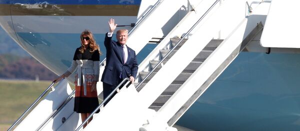 Predsednik SAD Donald Tramp sa suprugom Melanijom izlazi iz aviona nakon sletanja u vojnu bazu Jokota u Japanu - Sputnik Srbija
