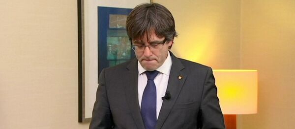 Смењени каталонски председник Карлес Пуџдемон даје изјаву након што је шпански суд издао налог за његово хапшење - Sputnik Србија