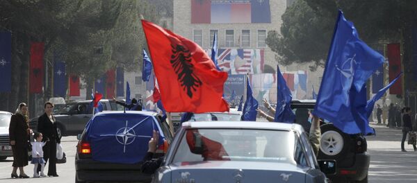 Прослава пријема Албаније у НАТО на улицама Тиране 5. априла 2009. - Sputnik Србија