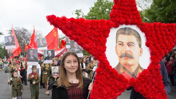 Девојка носи слику Јосифа Стаљина на дан акције Бесмртни пук - Sputnik Србија