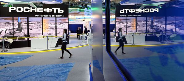 Штанд компаније Росњефт на Петербуршком међународном економском форуму - Sputnik Србија