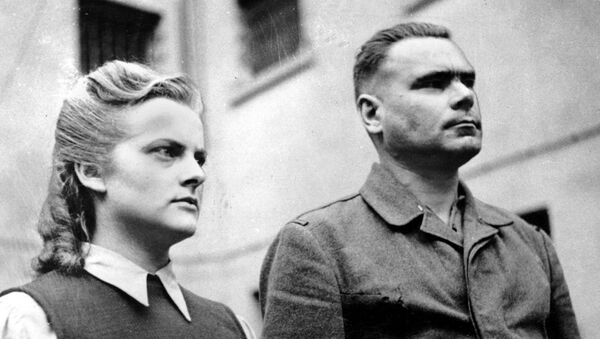 Irma Grese, SS nadzornik u nacističkom konc-logoru Bergen-Belsen i komandant logora Jozef Kramer u aprilu 1945. - Sputnik Srbija