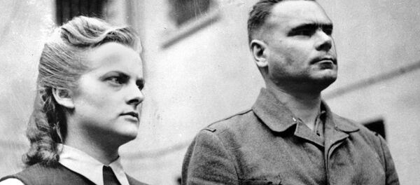Ирма Гресе, СС надзорник у нацистичком конц-логору Берген-Белсен и командант логора Јозеф Крамер у априлу 1945. Ирма Гресе, СС надзорник у нацистичком конц-логору Берген-Белсен и командант логора Јозеф Крамер у априлу 1945. - Sputnik Србија