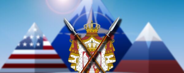 Brda u zastavma SAD, NATO i Rusija i grb Srbije - Sputnik Srbija