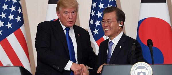 Donald Tramp sa južnokorejskim predsednikom Mun Džae-inom Donald Tramp sa južnokorejskim predsednikom Mun Džae-inom - Sputnik Srbija