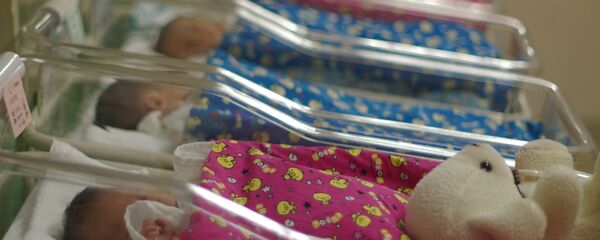 Бебе у породилишту - Sputnik Србија