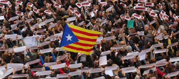 Demonstranti nose transparente Sloboda za političke zatvorenike, mi smo republika na Trgu San Žaume u Barseloni Demonstranti nose transparente Sloboda za političke zatvorenike, mi smo republika na Trgu San Žaume u Barseloni - Sputnik Srbija