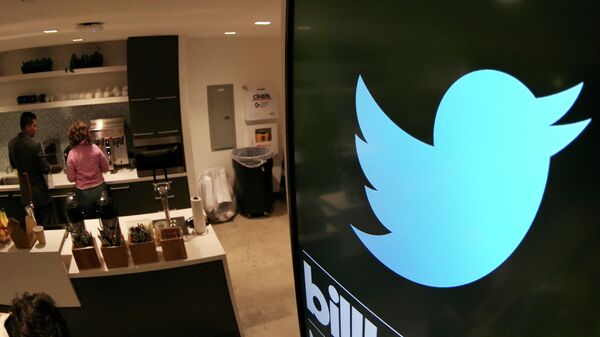 Monitor sa logom Tvitera u kancelarijama kompanije u Santa Monici - Sputnik Srbija