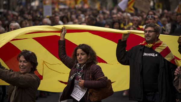 Демонстранти носе каталонску заставу у француском граду Перпињан. - Sputnik Србија