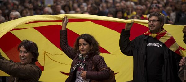Демонстранти носе каталонску заставу у француском граду Перпињан. - Sputnik Србија