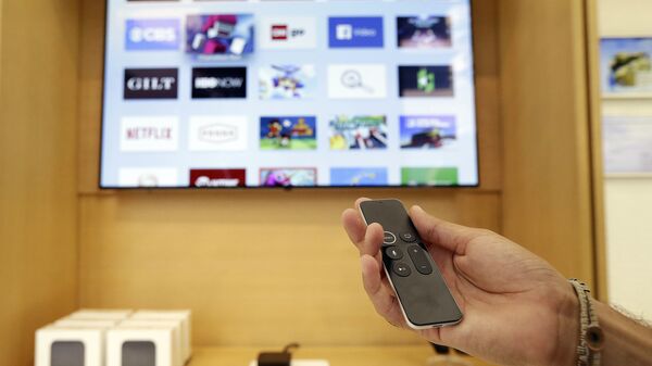 Prodavac pokazuje mogućnosti televizora Epl TV 4K u prodavnici u San Francisku - Sputnik Srbija
