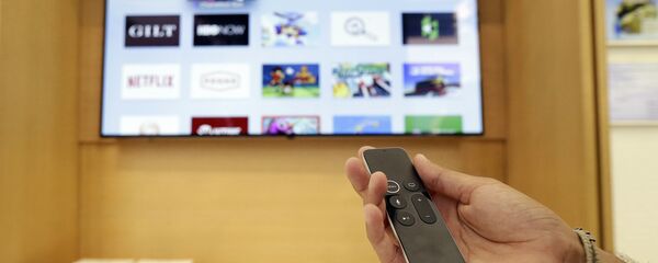 Prodavac pokazuje mogućnosti televizora Epl TV 4K u prodavnici u San Francisku Prodavac pokazuje mogućnosti televizora Epl TV 4K u prodavnici u San Francisku - Sputnik Srbija