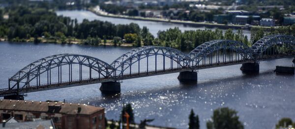 Железнички мост преко реке Даугаву у Риги у Летонији - Sputnik Србија