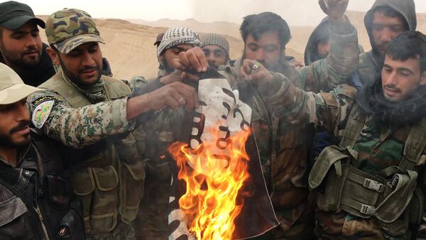 Сиријска војска слави уз паљење заставе терористичке организације ДАЕШ у Палмири. - Sputnik Србија