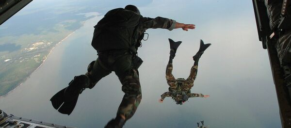 Skakanje sa padobranom Skakanje sa padobranom - Sputnik Srbija