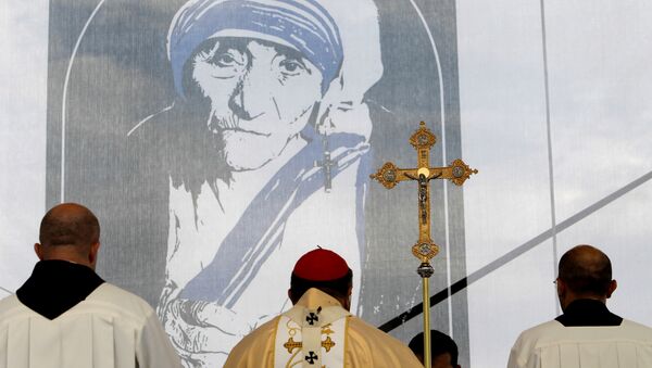 Католички свештеници испред портрета Мајке Терезе током мисе у Скопљу. - Sputnik Србија