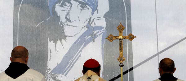 Католички свештеници испред портрета Мајке Терезе током мисе у Скопљу. - Sputnik Србија