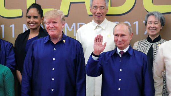Председници САД и Русије Доналд Трамп и Владимир Путин на церемонији групног фотографисања на самиту АПЕК-а у Вијетнаму - Sputnik Србија