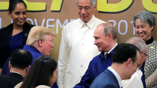Predsednik SAD i Rusije Donald Tramp i Vladimir Putin rukuju se na ceremoniji fotografisanja lidera samita APEK-a u Vijetnamu - Sputnik Srbija